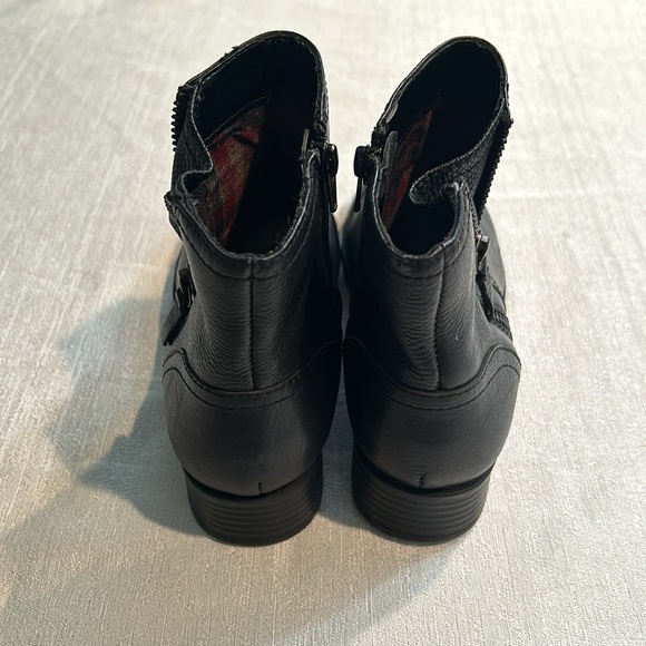 Comfortiva Black Ankle Booties - Picture 5 of 7